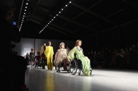 В модном показе в Нью-Йорке приняли участие люди с ограниченными возможностями