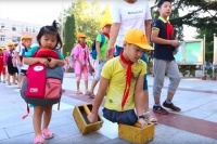 В Китае мальчик, потерявший обе ноги во время аварии, пошёл в школу