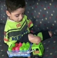 В Алеппо ребенок-инвалид, родившийся без рук, лишился ног в результате обстрела