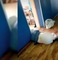В Болховском доме-интернате полуголого мужчину-инвалида бросили на полу в коридоре во время травли тараканов в палате (видео)