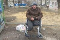 «Сначала подумали, что это собака»: в Волгограде инвалид-колясочник больше 20 лет живет на улице