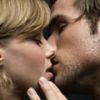 В период «зимних» инфекций поцелуй - более здоровое приветствие, чем рукопожатие, считают британские ученые
