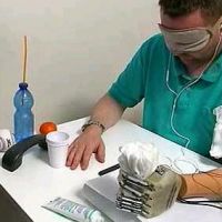 Ученые создали первый в мире протез руки с чувствительными пальцами