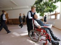 Дети с ограниченными возможностями и здоровые школьники должны сидеть за одной партой.