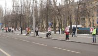 В Липецке инвалиды-колясочники перекрыли дорогу
