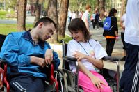 «Помогая другим»