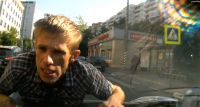 Глухонемой попытался объяснить автоледи ПДД, но прокатился на капоте