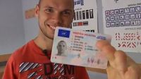 В Латвии безрукий водитель получил права