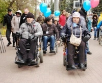 Брянские чиновники сели в инвалидные коляски и убедились, что в городе нет доступной среды (ФОТО)