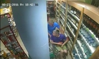 Инвалид-колясочник, укравший водку, встал и пошел после разговора с охранником (видео)