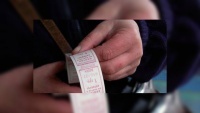 В Новосибирске кондуктор пытался выкинуть инвалида за шиворот из троллейбуса