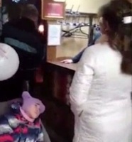 Трех девочек в инвалидных колясках не пустили в кафе Мурманска