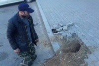 Инвалид просил прохожих в Благовещенске помочь ему выкопать девушку из-под земли