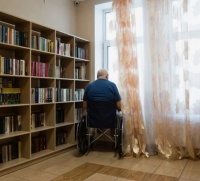 В Югре из-за жадности соседей инвалид не может выйти из дома
