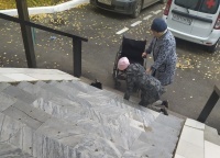 Губернатору показали «привыкшую» заползать в больницу на коленях женщину/ Саратовская обл.