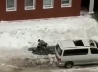 В одиночку вышел на чистку снега