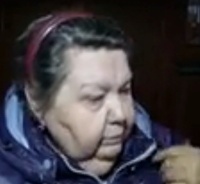 Выжившая при пожаре женщина-инвалид не может выбраться из сгоревшего дома