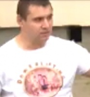 Инвалид-колясочник не может выйти на улицу из-за несговорчивого соседа
