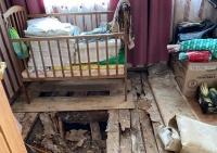 Чиновники спорят с инвалидом, к какому виду ремонта относится дырка в полу