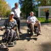Тюменский депутат прокатился по новому скверу на инвалидной коляске