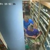 Инвалид-колясочник, укравший водку, встал и пошел после разговора с охранником (видео)
