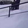Инвалид не смог попасть в мурманскую больницу из-за заваленного снегом пандуса