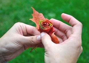 Розы из осенних листьев.